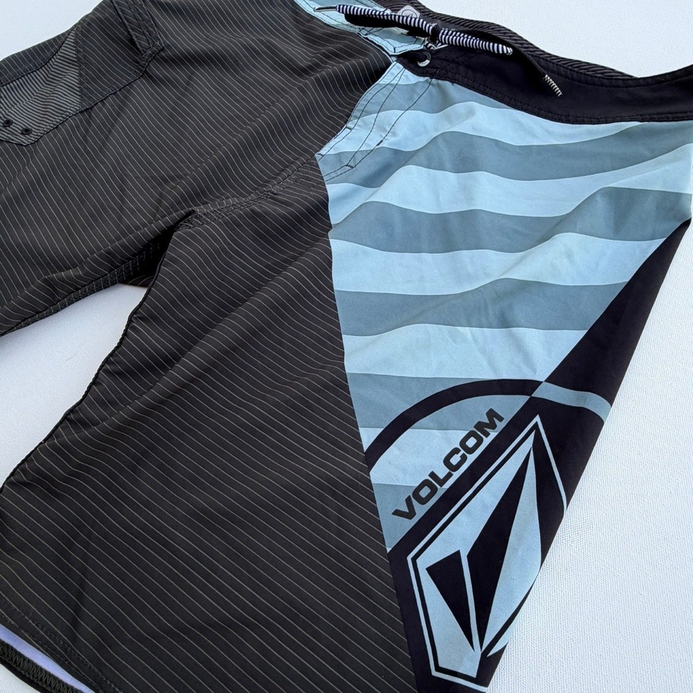 Volcom Mod-Tech Board Shorts Mens 38 Black Blue Striped Repreve Surf Boardshorts - Picture 2 of 7